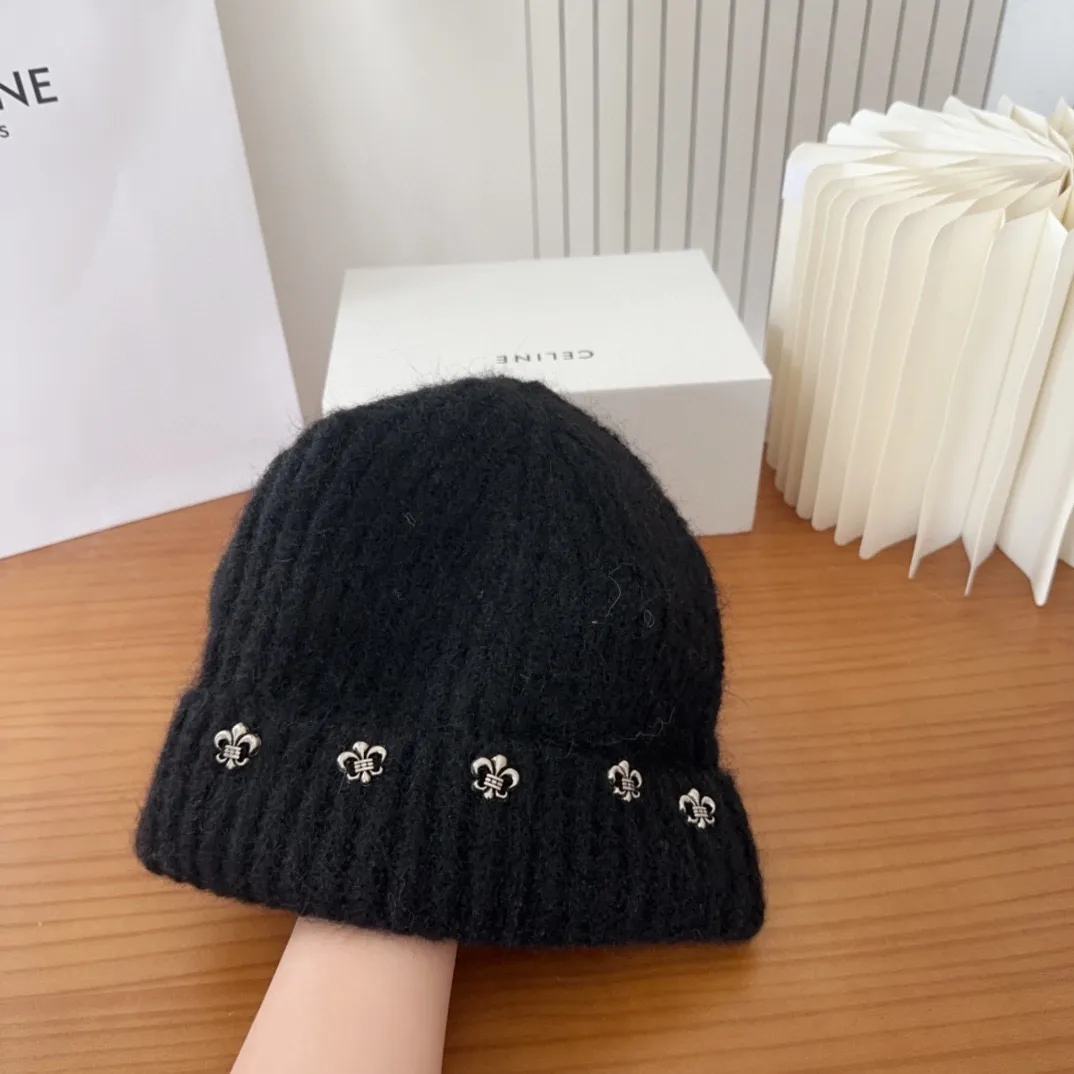 💰60 Crow Heart Autumn and Winter Wool Knitted Beanie This must be a favorite of minimalism. It is clean, neat, fashionable and versatile, and will definitely not be picky about your face shape! A fashionable classic that lasts forever! Fashionable black and white can be purchased together!